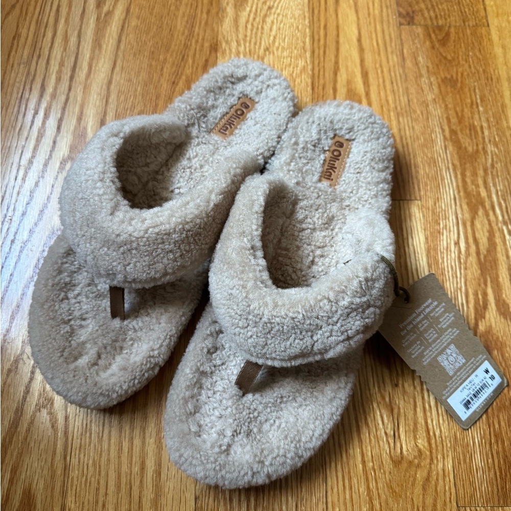 OluKai Kipe’a Heu Women's Fuzzy Tan Slippers